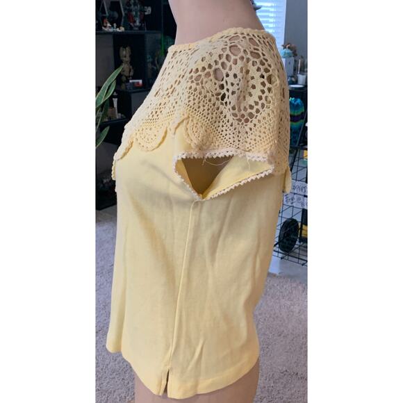 Light yellow crochet face flutter sleeve top size M - Picture 3 of 4